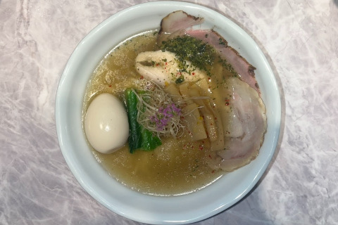 shizuku3種のチャーシューと味玉の塩らーめん