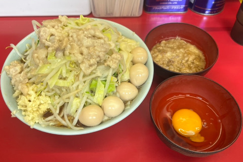ラーメン二郎中山駅前店小ラーメンうずら甘〜い脂生卵